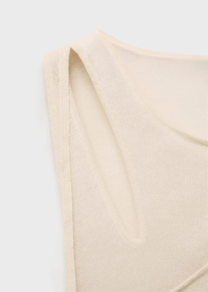 Knitted top with cut-out