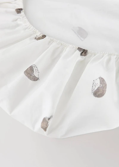 Cotton fitted sheet with hedgehog print for crib