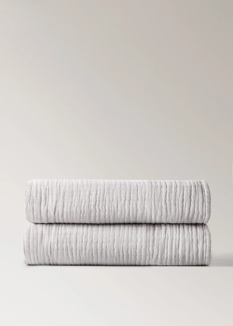 Children's blanket with contrasting finish