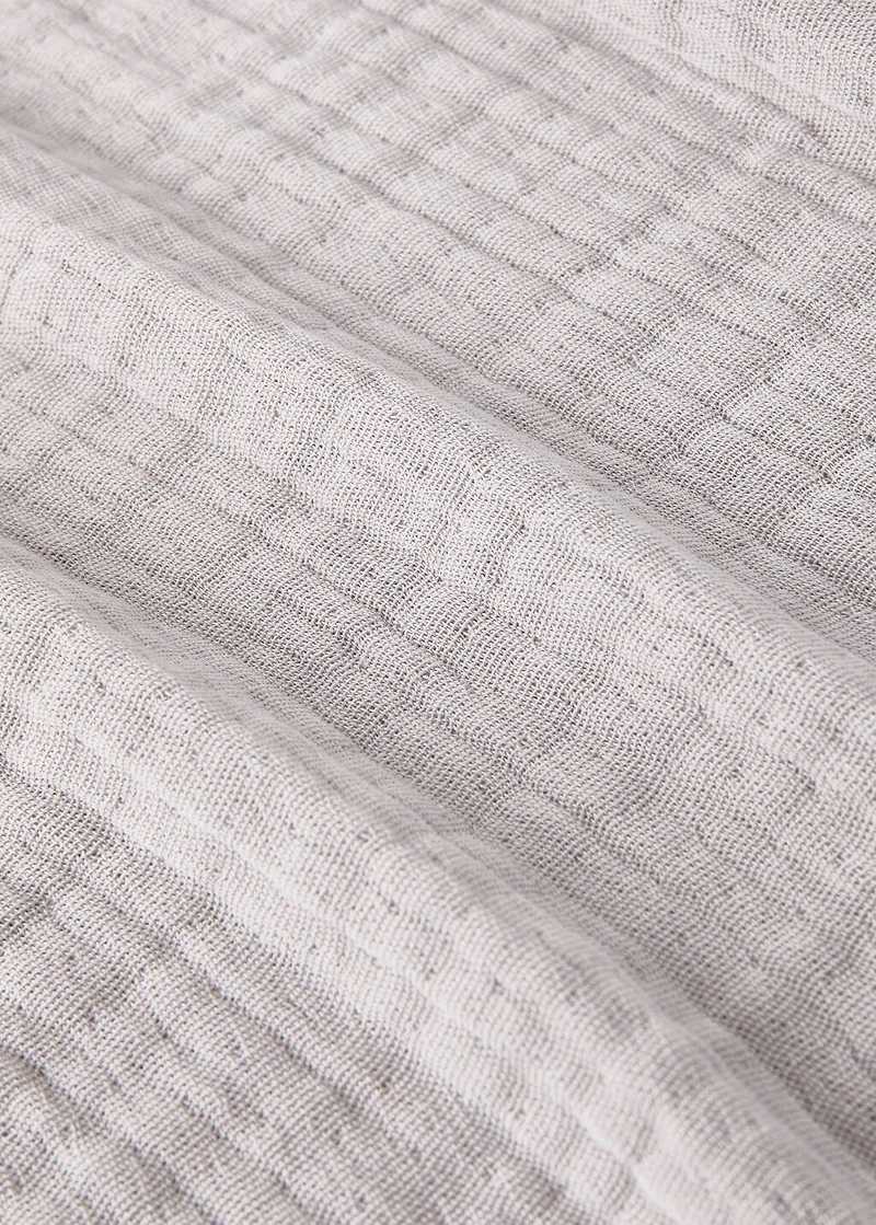 Children's blanket with contrasting finish