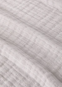 Children's blanket with contrasting finish