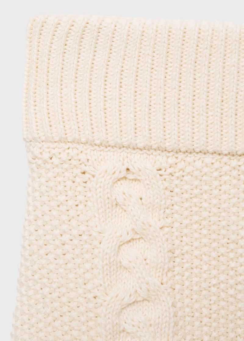 Mini-shorts with ruffle