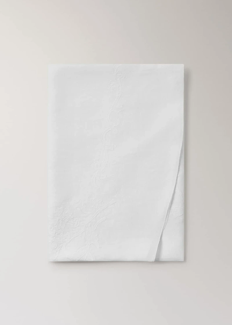 Hand-embroidered oval linen tablecloth for 6 to 8 diners