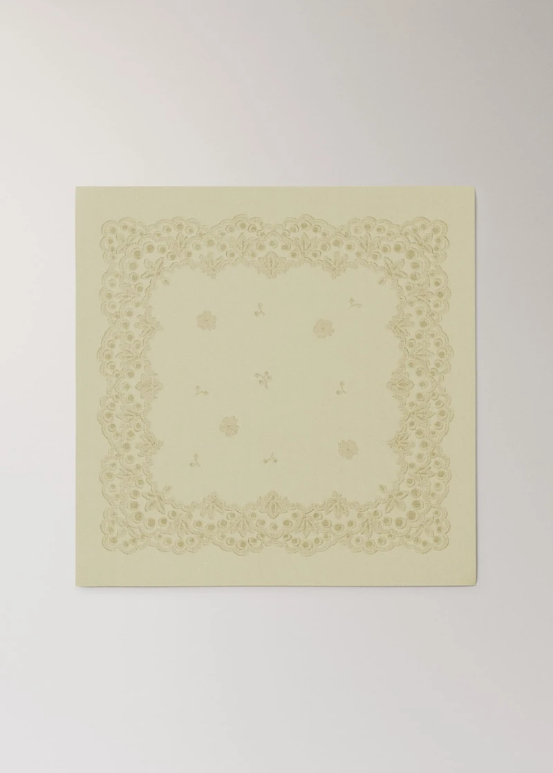 Linen napkins with floral pattern