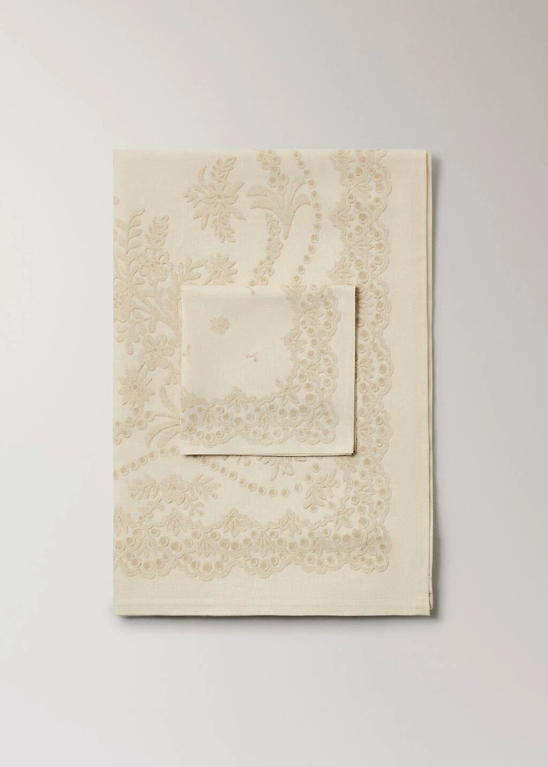Linen napkins with floral pattern