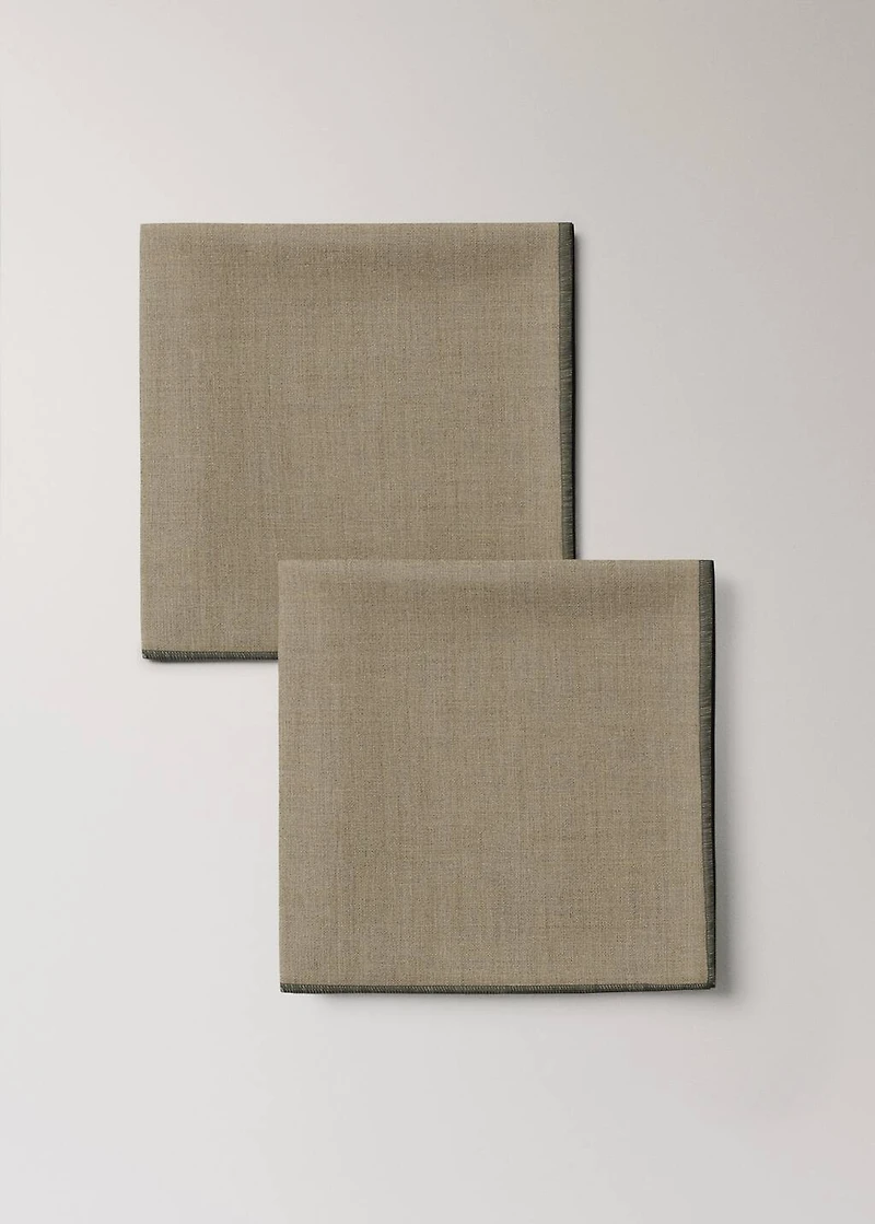 Linen napkins with contrasting overlock