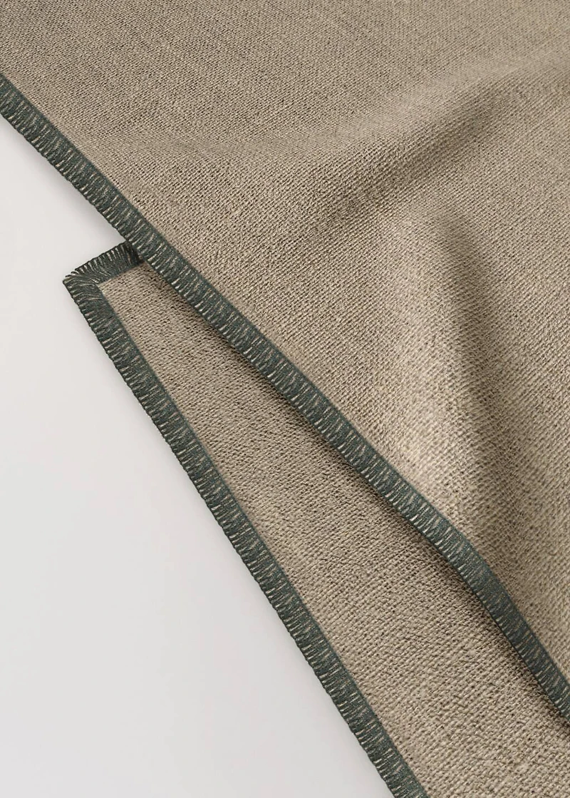 Linen napkins with contrasting overlock