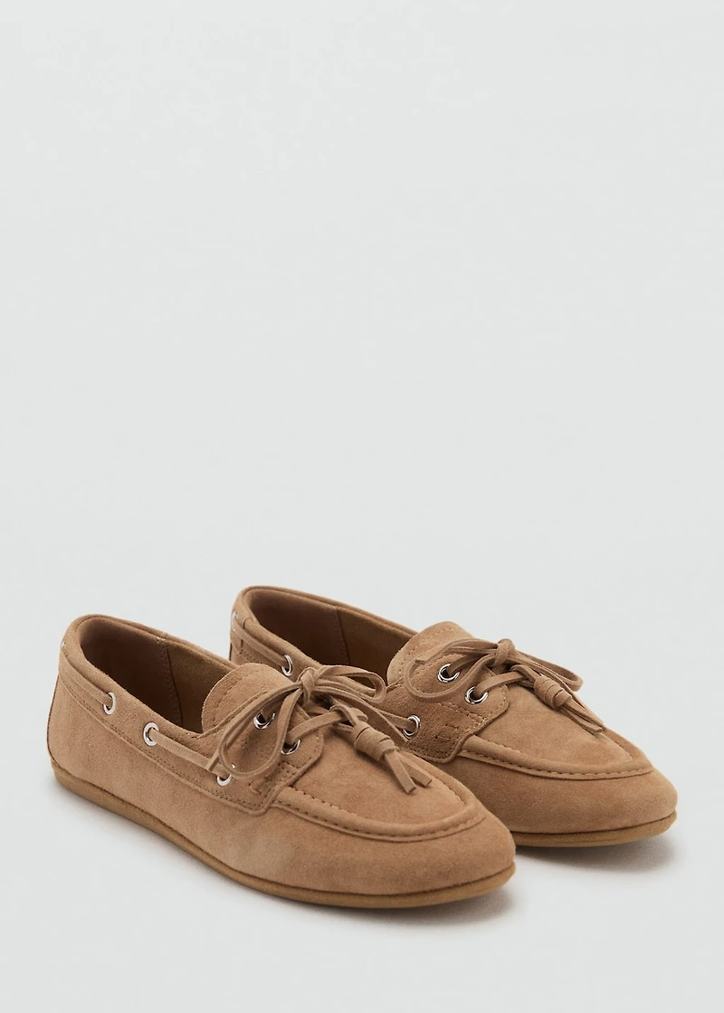 Deck shoes with laces