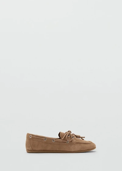 Deck shoes with laces