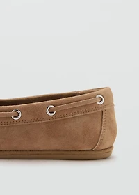 Deck shoes with laces