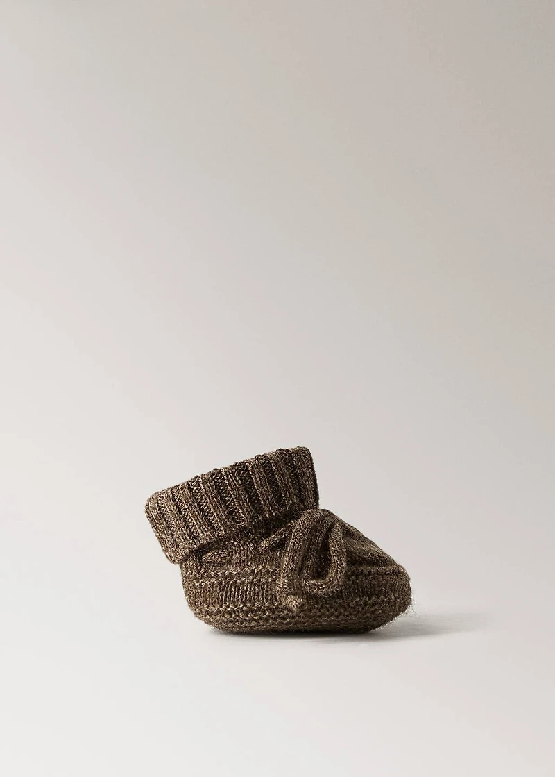 Knitted booties with bow