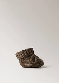 Knitted booties with bow