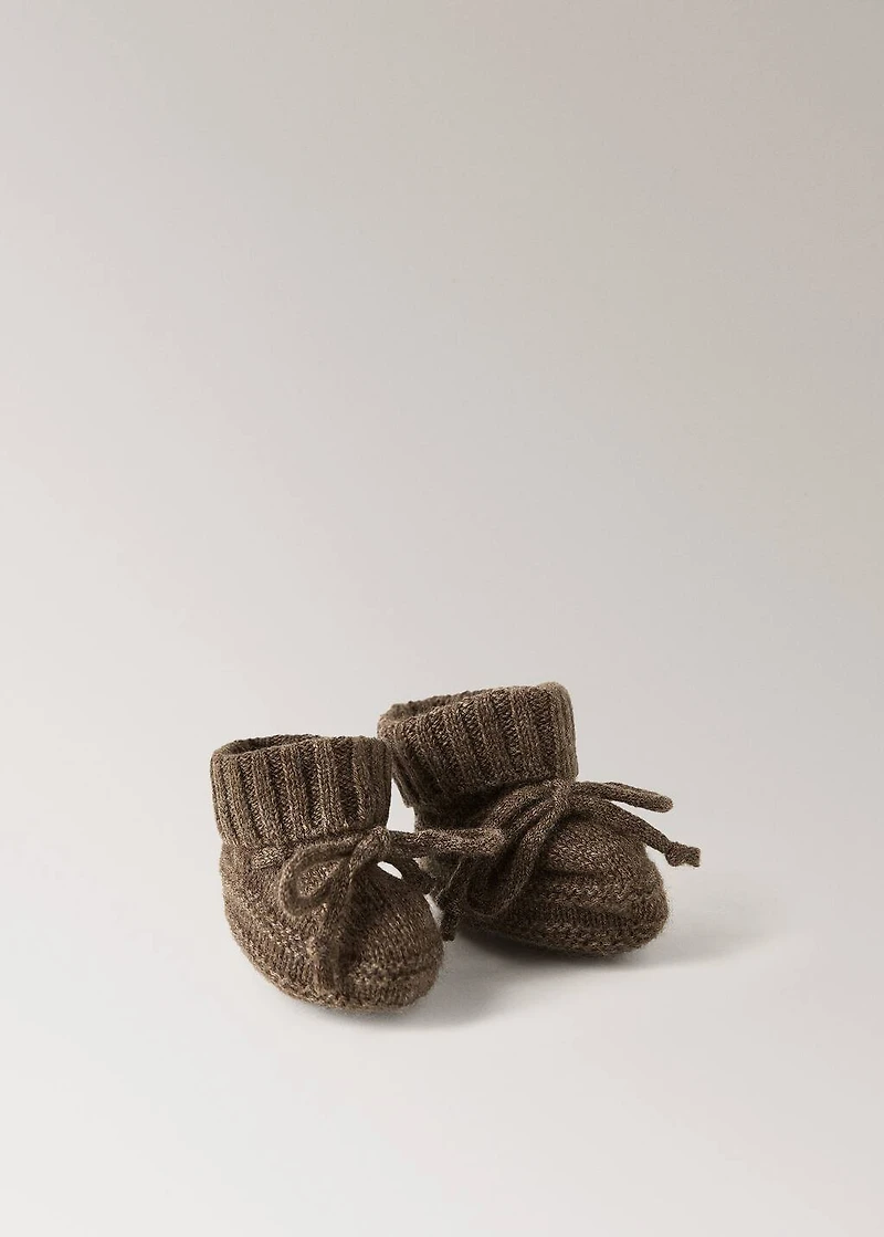 Knitted booties with bow