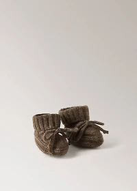 Knitted booties with bow