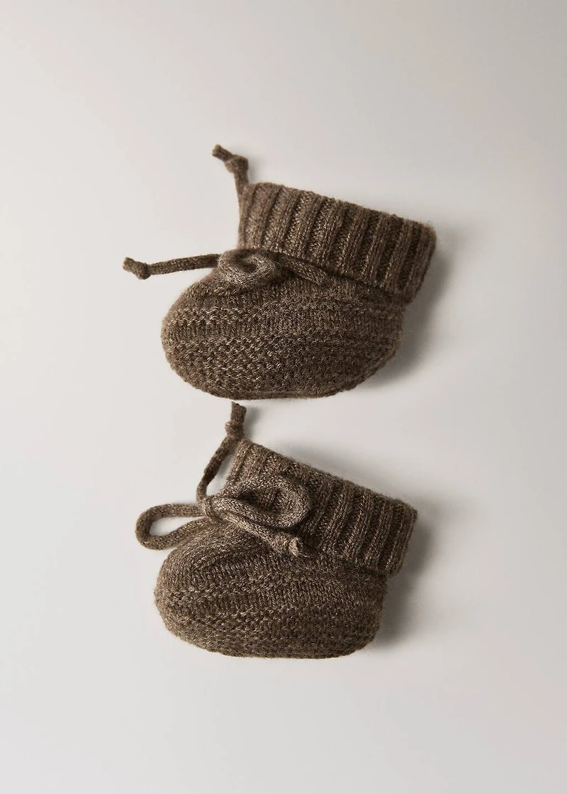 Knitted booties with bow
