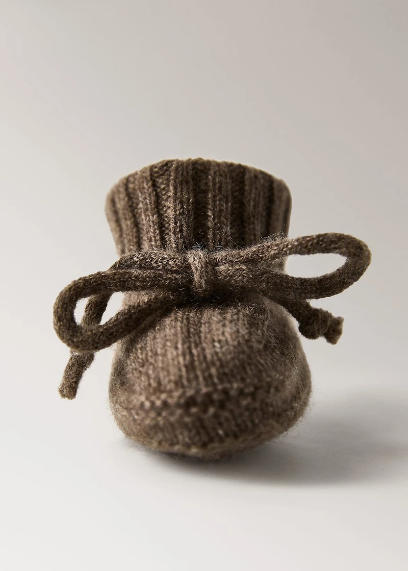 Knitted booties with bow