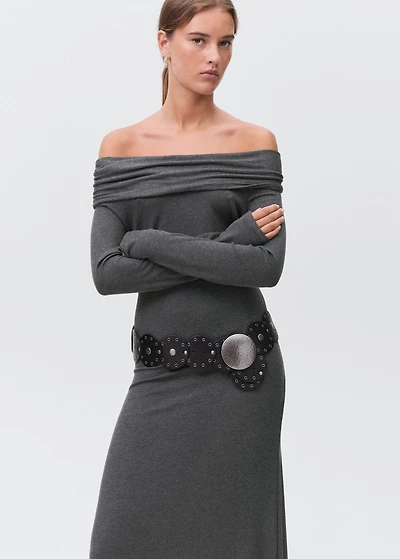 Off-shoulders dress