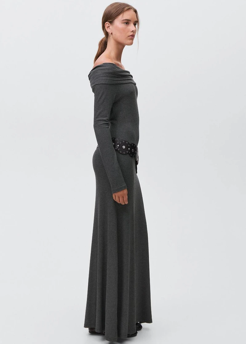Off-shoulders dress
