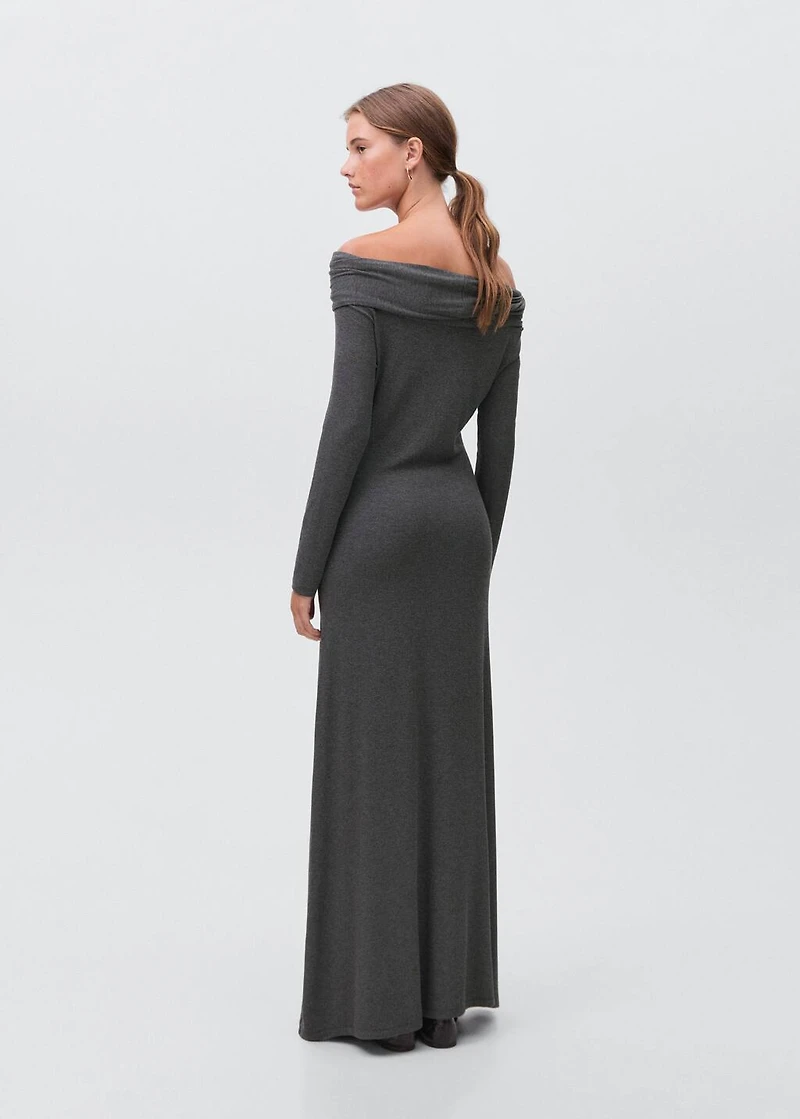 Off-shoulders dress