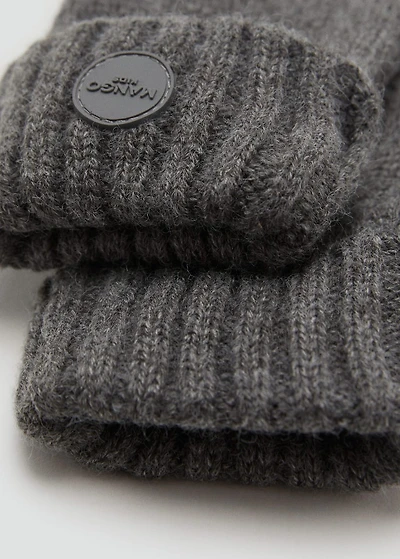 Knitted gloves
