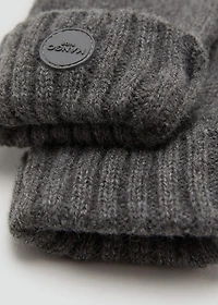 Knitted gloves