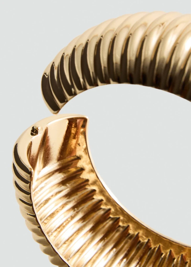 Rigid bracelet with relief