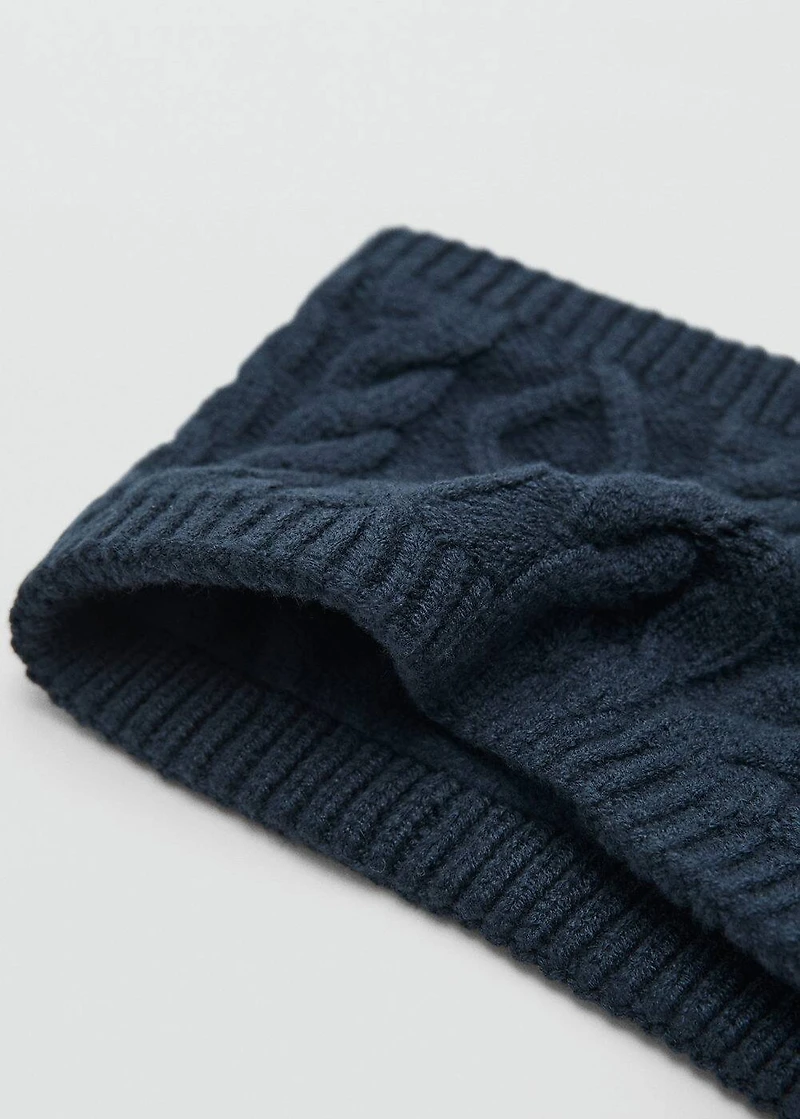 Cable-knit scarf