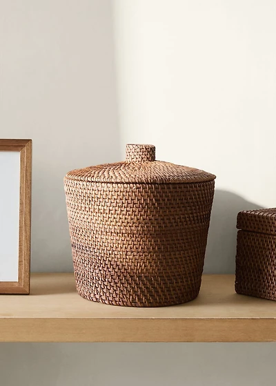 Fine rattan box with lid