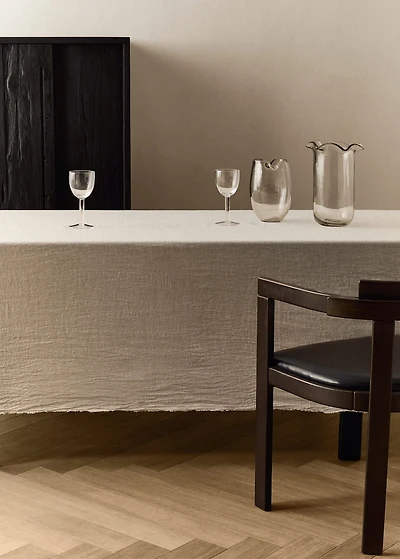 Linen tablecloth with frayed ends for 6 to 8 diners