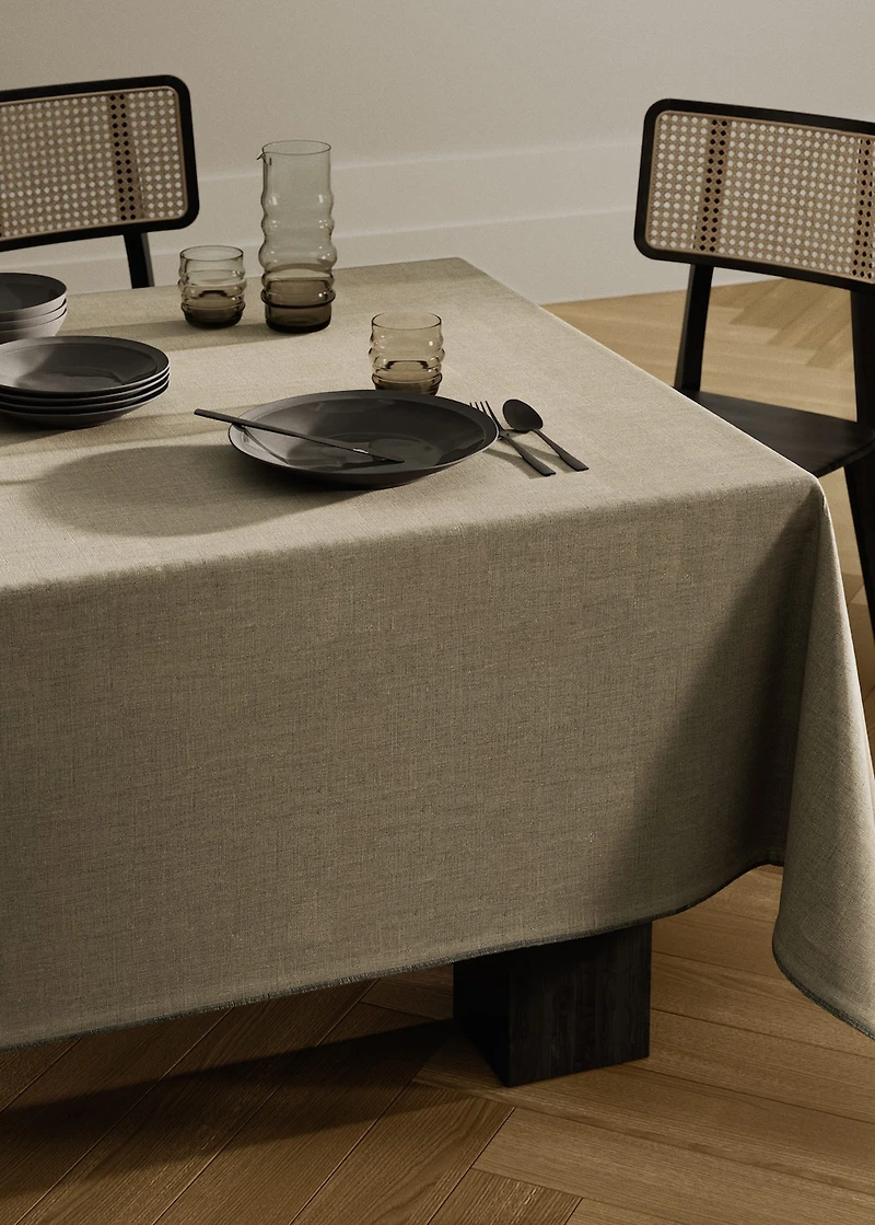 100% resin-coated linen tablecloth with contrasting overlock for 6 to 8 diners