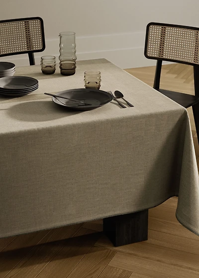 100% resin-coated linen tablecloth with contrasting overlock for 6 to 8 diners