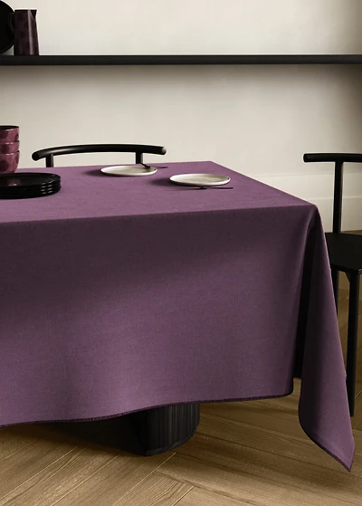 Resin-coated 100% linen tablecloth with contrasting overlock for 6 to 8 diners