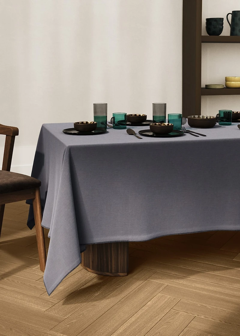 Resin-coated 100% linen tablecloth with contrasting overlock for 8 to 10 diners