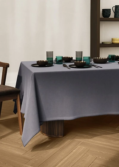 Resin-coated 100% linen tablecloth with contrasting overlock for 8 to 10 diners