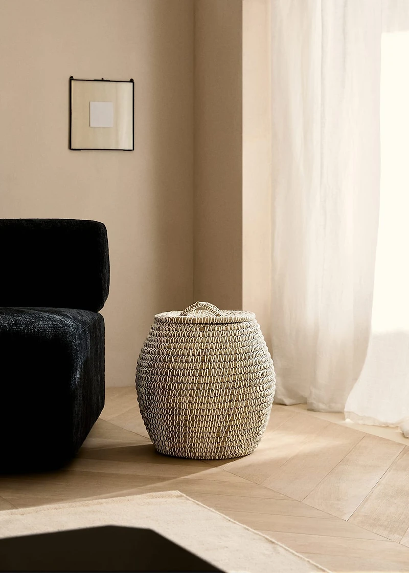 Medium natural fiber basket with oval design