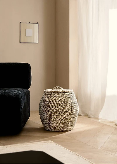 Medium natural fiber basket with oval design