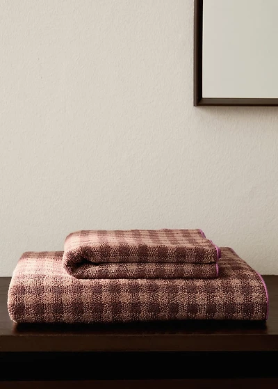 Cotton check-print washbasin towel with overlock stitching