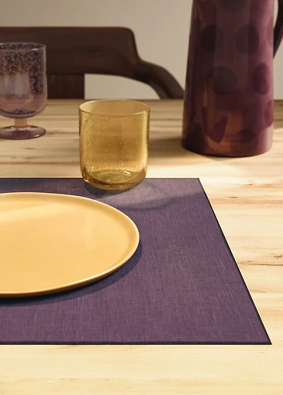 100% resin-coated linen placemat with contrasting overlock stitching