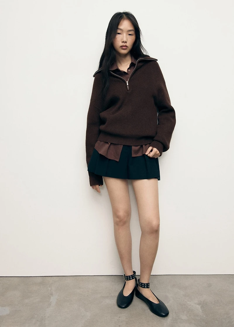 Sweater with contrasting zipper collar