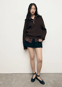 Sweater with contrasting zipper collar