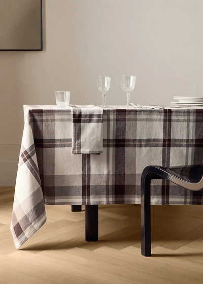 Cotton linen checked tablecloth for 6 to 8 diners