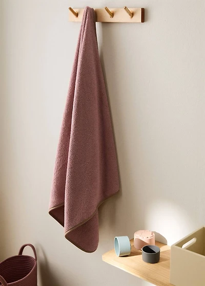 Children's bath towel with contrasting trim