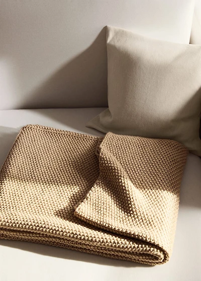 Knitted blanket with design