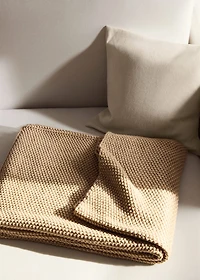 Knitted blanket with design