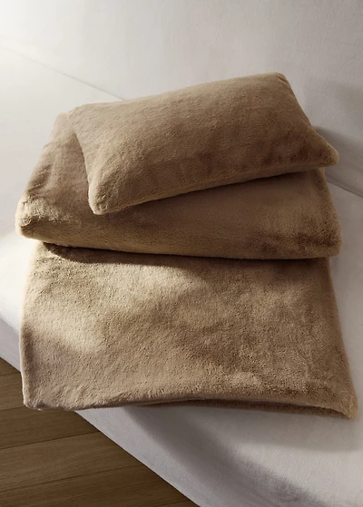 double-faced fur-effect blanket