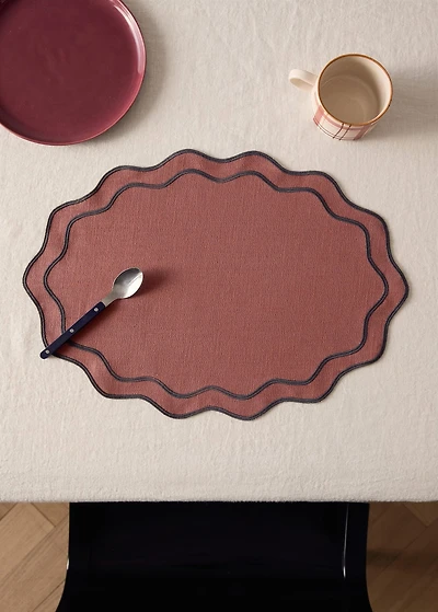 Cotton resin-coated wave placemat