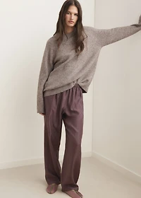 Round-neck knitted sweater