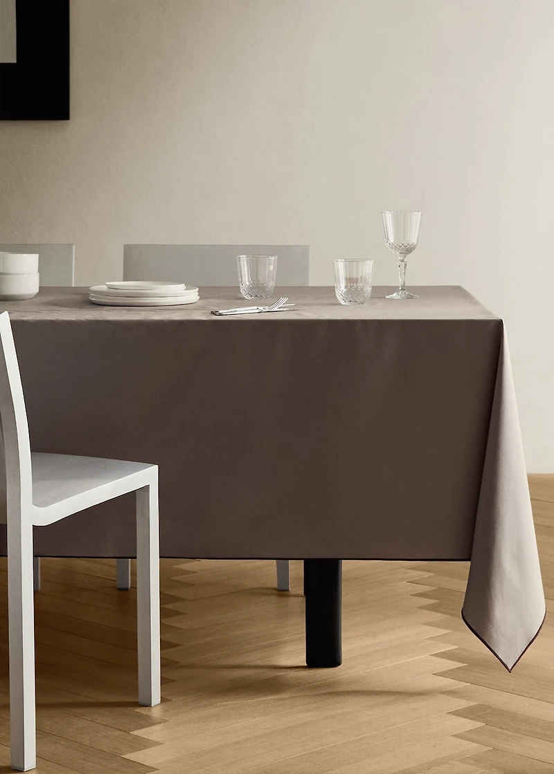 Resin-coated cotton tablecloth with overlock stitching for 8 to 10 diners