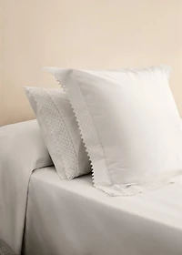 Two pillowcases with lace detail 50x75 cm