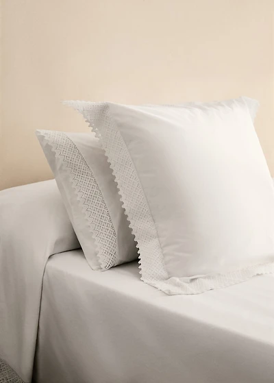 Two pillowcases with lace detail 60x60 cm
